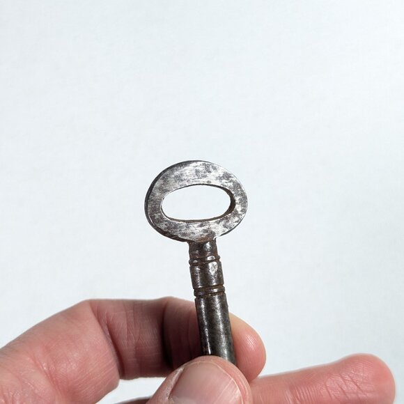 Antique skeleton Key pendant LE, home decor, vintage latch key - Picture 8 of 9